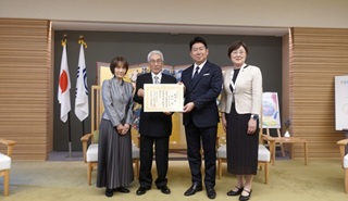 坂元昇さん（68期）が川崎市立看護大学初の名誉学長・名誉教授の称号を授与されました【新聞掲載情報追加】